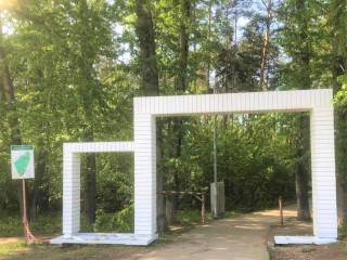 В рамках проекта «Зелёное кольцо» в Черняевском лесу закончен монтаж деревянного настила и трёх входных групп